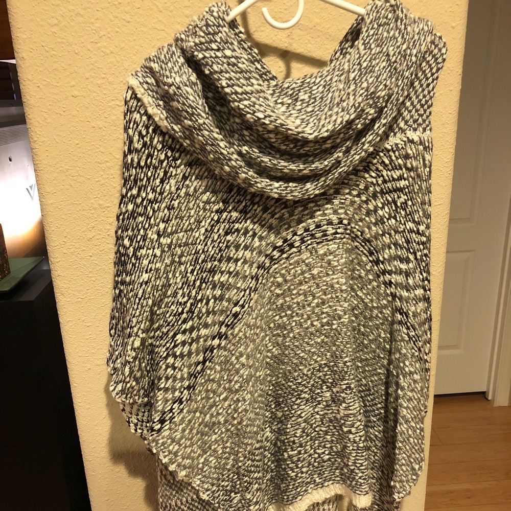 Beautiful shrug / sweater new, wore for an hour!